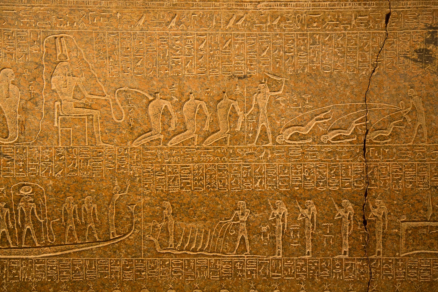 Египетские иероглифы на стенах