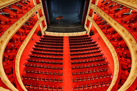 Sála mestského divadla v Pireu