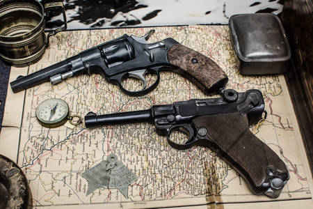 Alte Revolver auf der Karte