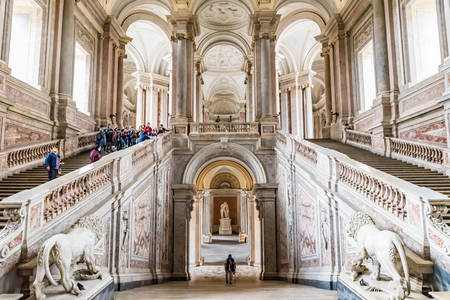 A escadaria principal do Palácio Real de Caserta