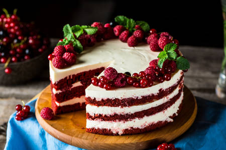 Cake with berries and mint