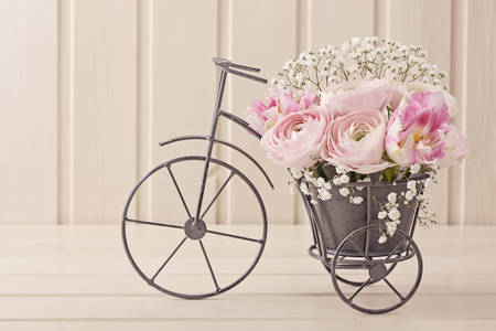 Vélo avec des fleurs