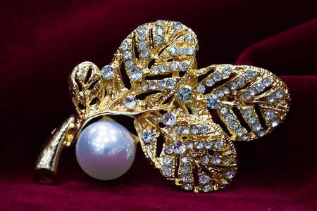 Brooch with pearls