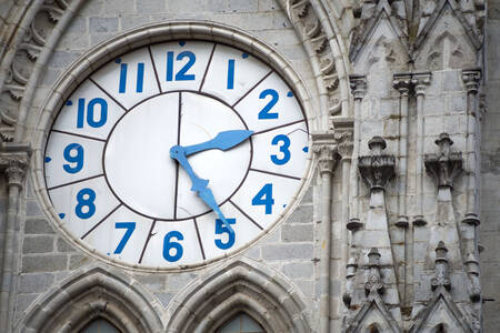 Uhr auf der Basilika in Quito