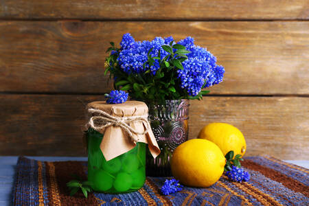Лимони та квіти на столі
