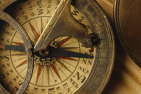 Detailný záber na starý kompas