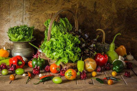 Verduras y ensaladas en la mesa.
