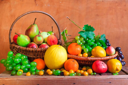 Bayas y frutas en la mesa