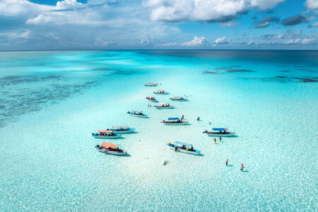 Kolorowe łodzie na Zanzibarze