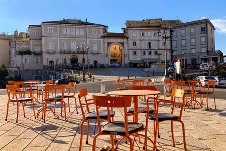 Temprano por la mañana en el Artù Café en la ciudad de Atina