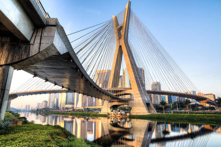 Pont à haubans à Sao Paulo