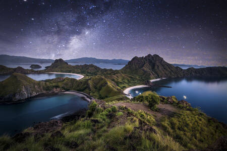 Hviezdna obloha nad ostrovom Padar
