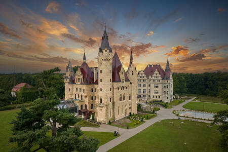 Château de Moshnensky sur fond de ciel au coucher du soleil