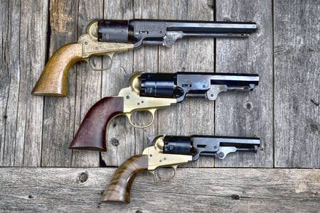 Revolvere på en træbaggrund