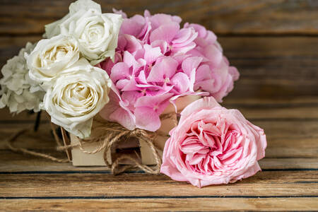 Güller ve ortancalardan oluşan bir buket