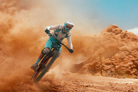 Un ciclista en un camino arenoso