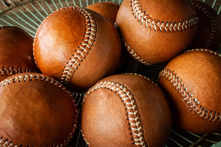Hnedé baseballové loptičky