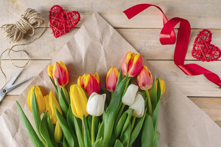 Bunga tulip beraneka warna di atas meja