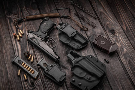 Pistola con munición y accesorios.