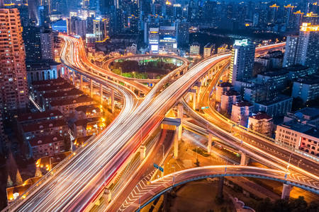 Въздушен изглед на нощните пътища на мегаполиса