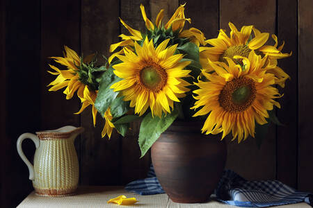 Boeket zonnebloemen in een kan