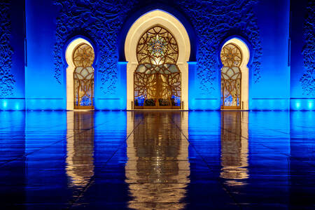Poarta principală a Marii Moschei Sheikh Zayed