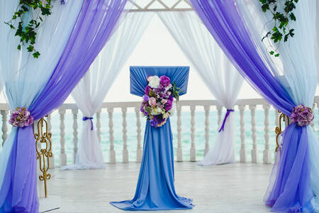 Bruiloftsdecor in lila tinten