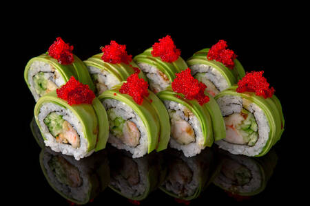 Rolos de sushi com abacate
