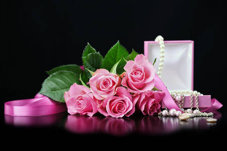 Collar de perlas y rosas