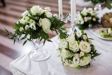 Bouquets de mariage sur la table