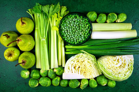 Frutas y verduras sobre un fondo verde