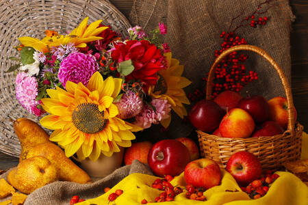 Masada elma ve çiçekler