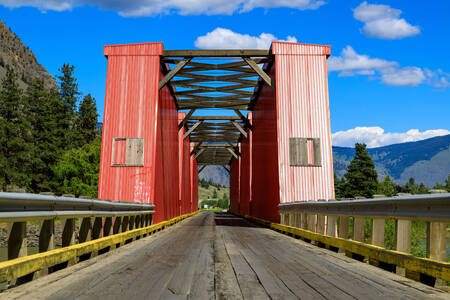 Puente rojo en el pueblo de Keremeos
