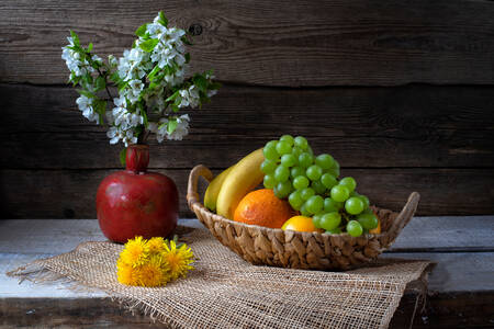 Πιάτο φρούτων στο τραπέζι