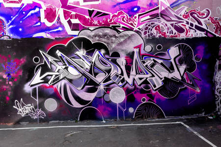 Фиолетовое граффити на стене