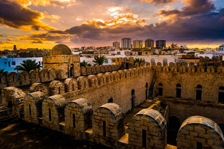 Medyna w Sousse o zachodzie słońca