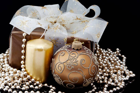 Poklon, sveća i perle