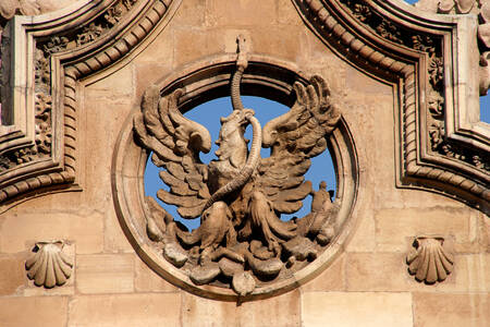 Facciata storica di un edificio con un'aquila