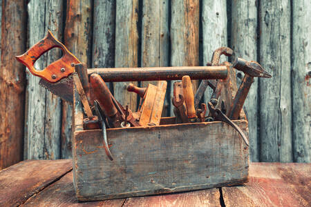 Boîte en bois avec de vieux outils