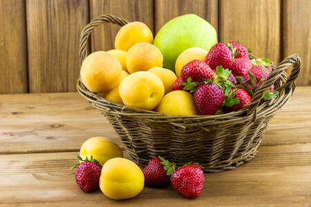 Abricots et fraises dans le panier