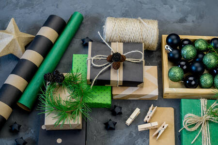 Décorations de sapin de Noël et cadeaux sur la table