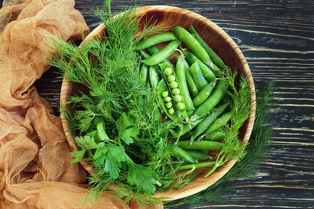 Guisantes verdes y hierbas