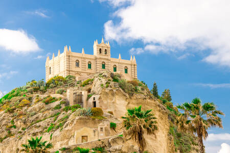 Veduta del Santuario di Santa Maria dell'Isola di Tropea