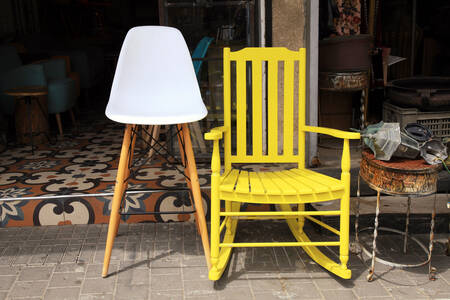 Keltainen keinutuoli ja lamppu