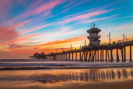 Pôr do sol no píer de Huntington Beach