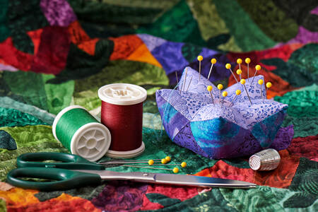 Selimut dan perlengkapan menjahit