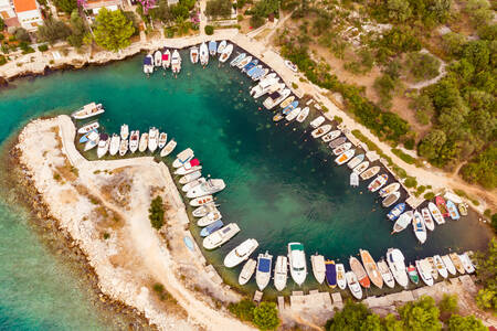 Utsikt uppifrån över en naturlig bukt