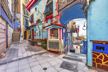 En liten gata i Vietri sul Mare, Italien