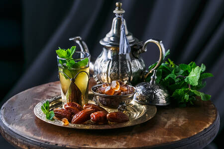 Bonbons et fruits orientaux sur une table en verre