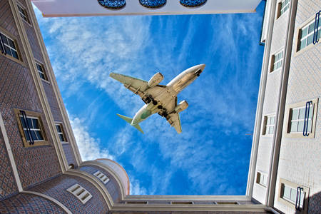 Pohled na létající letadlo